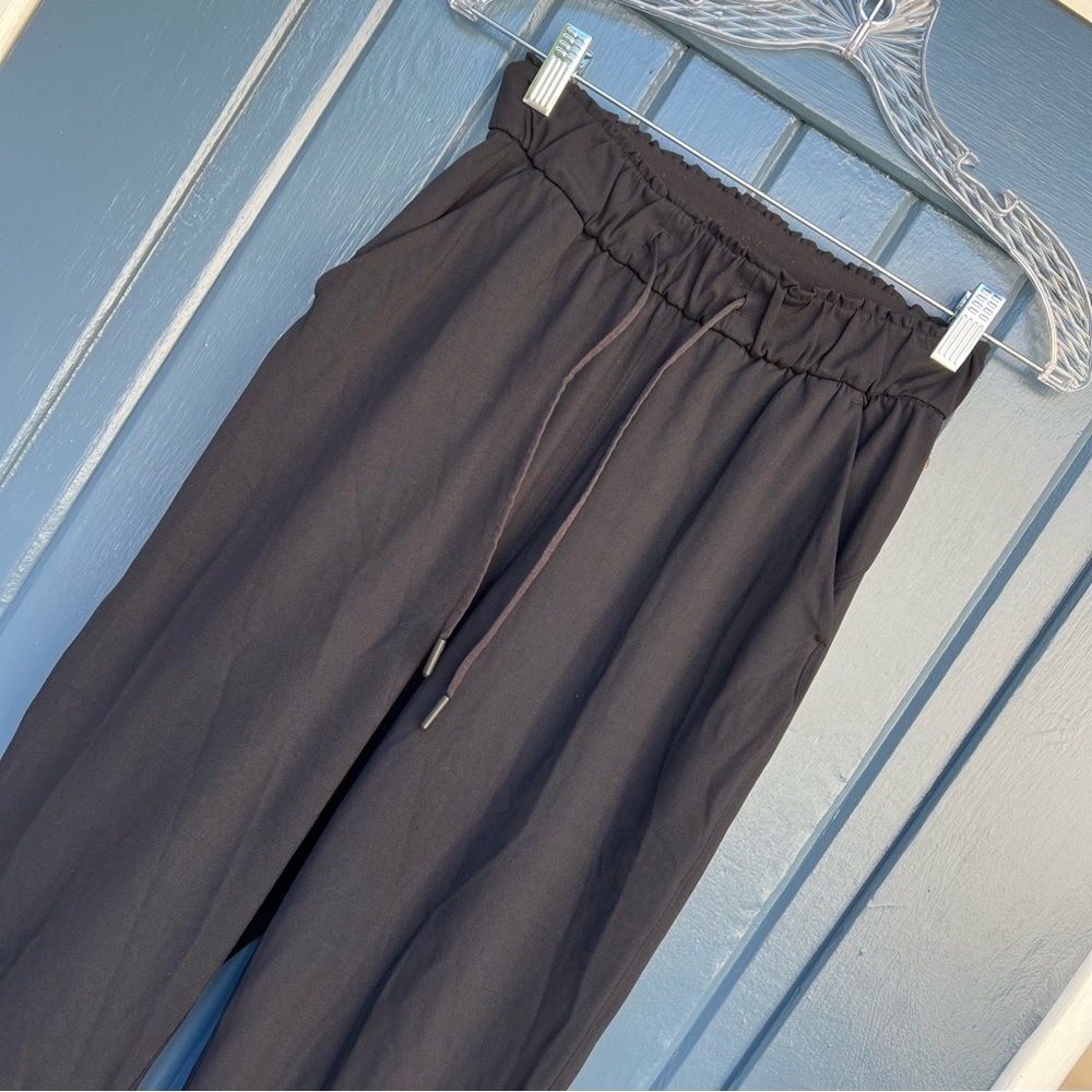 Lululemon Stretch High Rise Jogger Paper
Bag Waist Women’s Size 2 - Picture 2 of 8